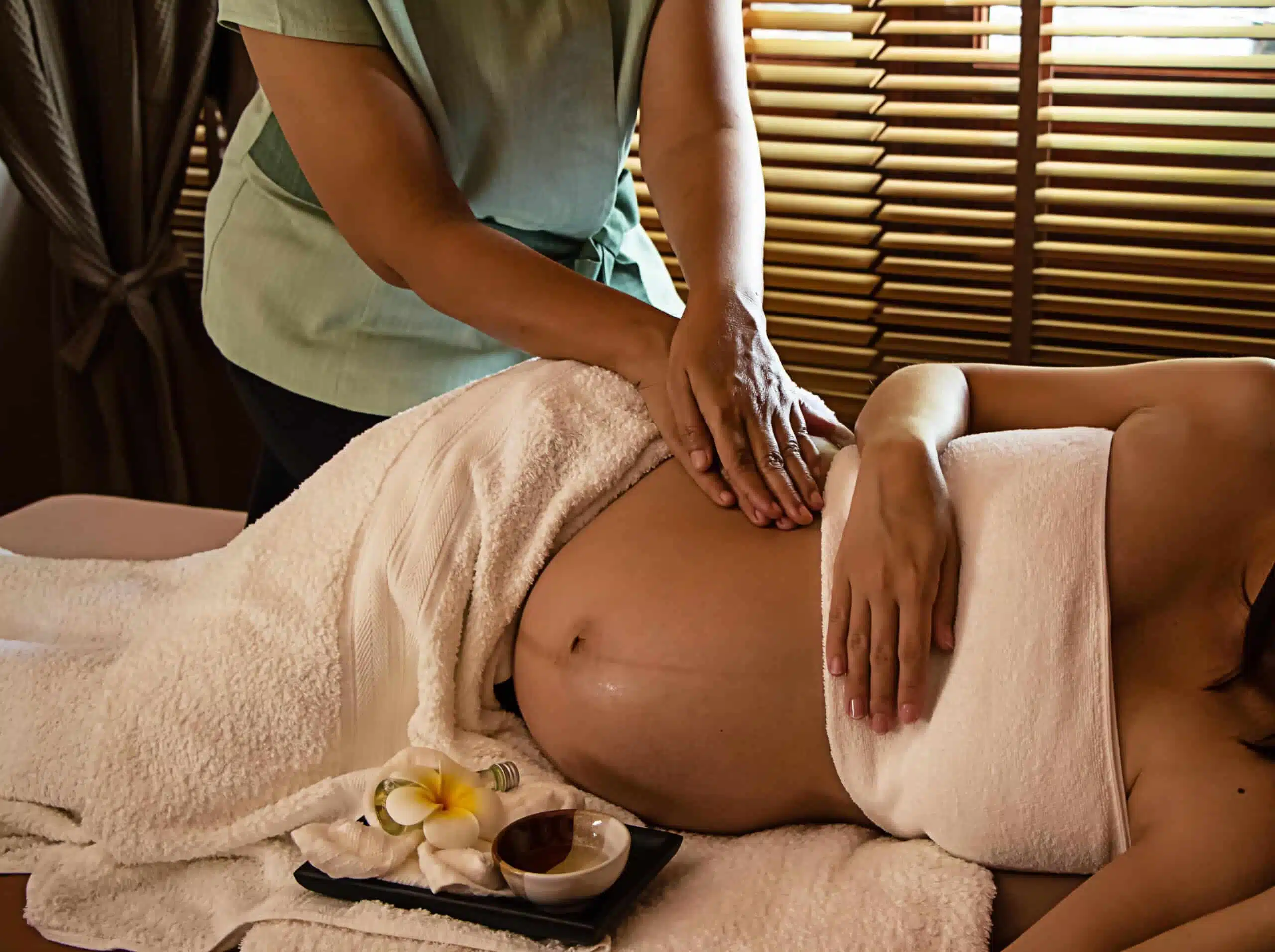 https://lumara.ae/wp-content/uploads/2026/08/Surya-ayurveda-kismama-terhes-masszazs-garbhini-abhyanga-scaled.jpg.webp